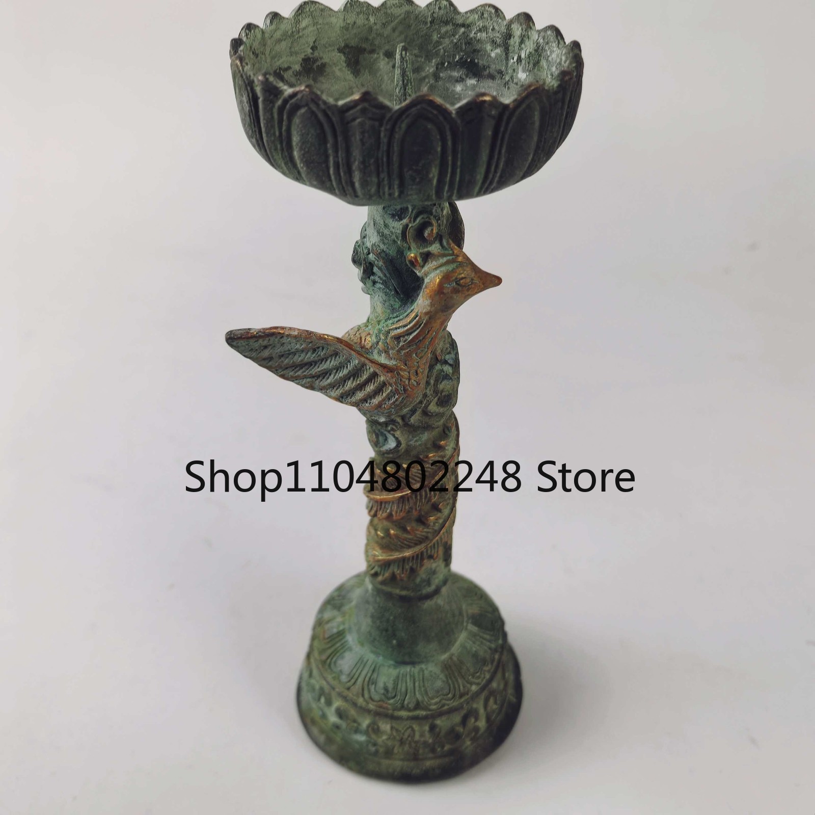 Collectible Vintage Lamps - 中国の民芸品コレクションから出た、古青銅のレリーフ彫刻が施された金メッキの鳳凰油灯。
